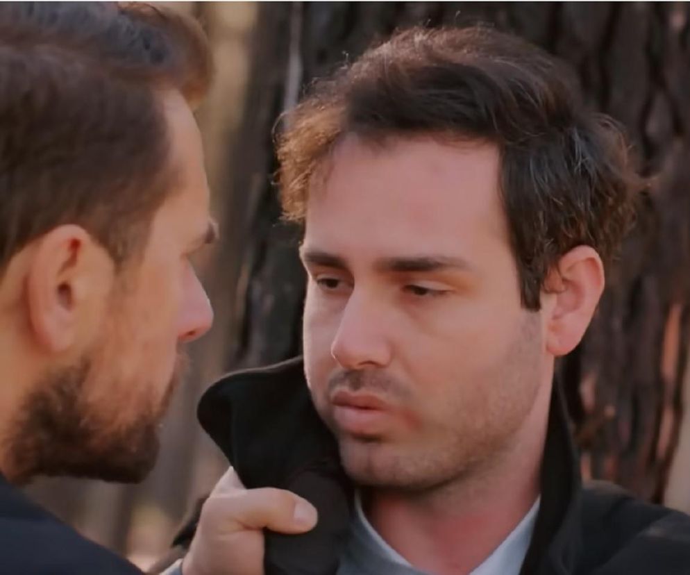 Kuzey z determinacją chwyta Leventa za ubranie w lesie, żądając prawdy o Bahar. Twarz Leventa wyraża strach i rezygnację. Scena z serialu Miłość i nadzieja ilustruje dramatyczne wydarzenia, o których przeczytasz więcej na Super Seriale.