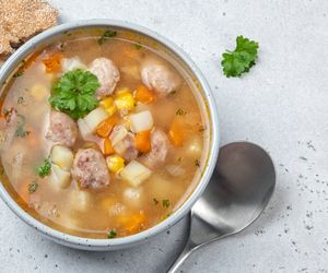 Ukraińska kartoflanka z drobiowymi frykadelkami 