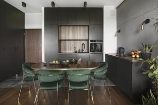 Eleganckie mieszkaniu w stylu soft loft. Złoto, czerń i zieleń