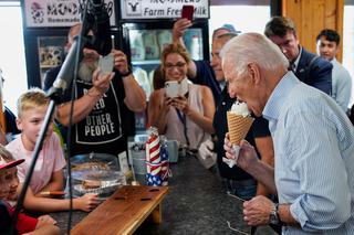 Specjalna ekipa serwuje jedzenie Joe Bidenowi