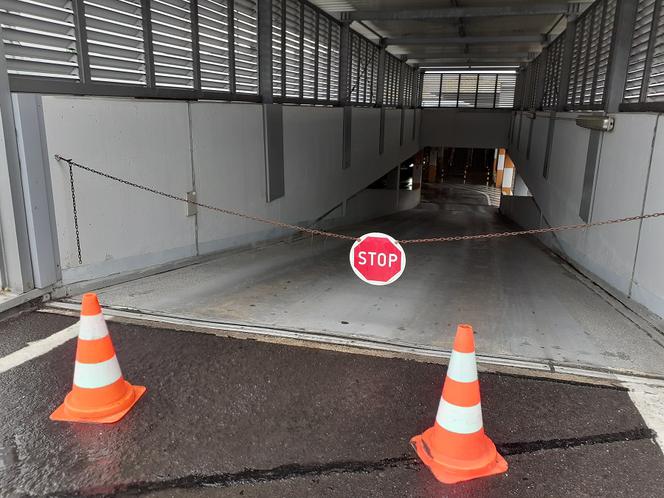 Parking podziemny oraz ulica Traugutta po ulewie w Toruniu