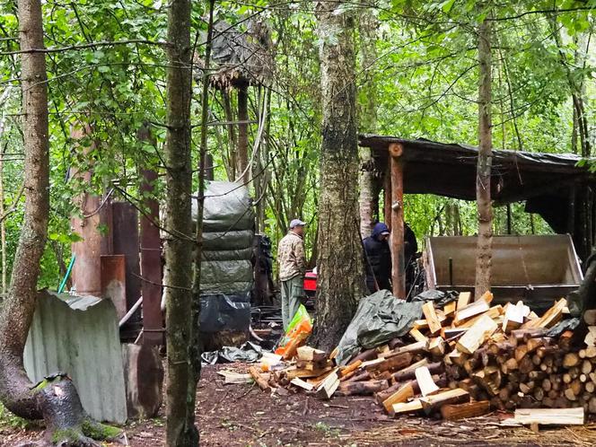 Zamaskowana leśna bimbrownia w Rudnicy na Podlasiu [ZDJĘCIA]