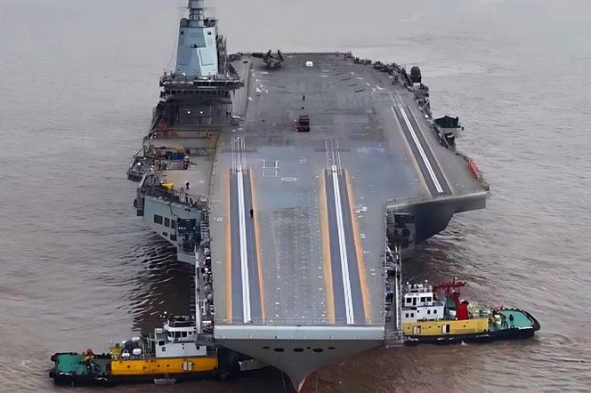 Krajowej produkcji chiński lotniskowiec Fujian wypływa w morze. Rozpoczęły się próby morskie lotniskowca