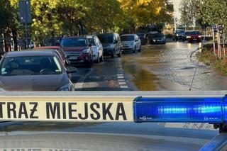 Ulica Abrahama jak rwąca rzeka. Mieszkańcy i pływalnia bez wody