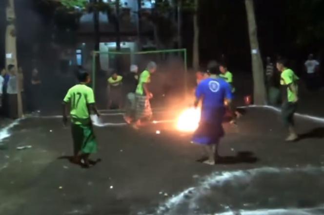 Płonąca piłka nożna w Indonezji