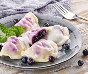 Magia pierogów z jagodami. Ten przepis to gwarancja sukcesu i zachwyt wszystkich smakoszy