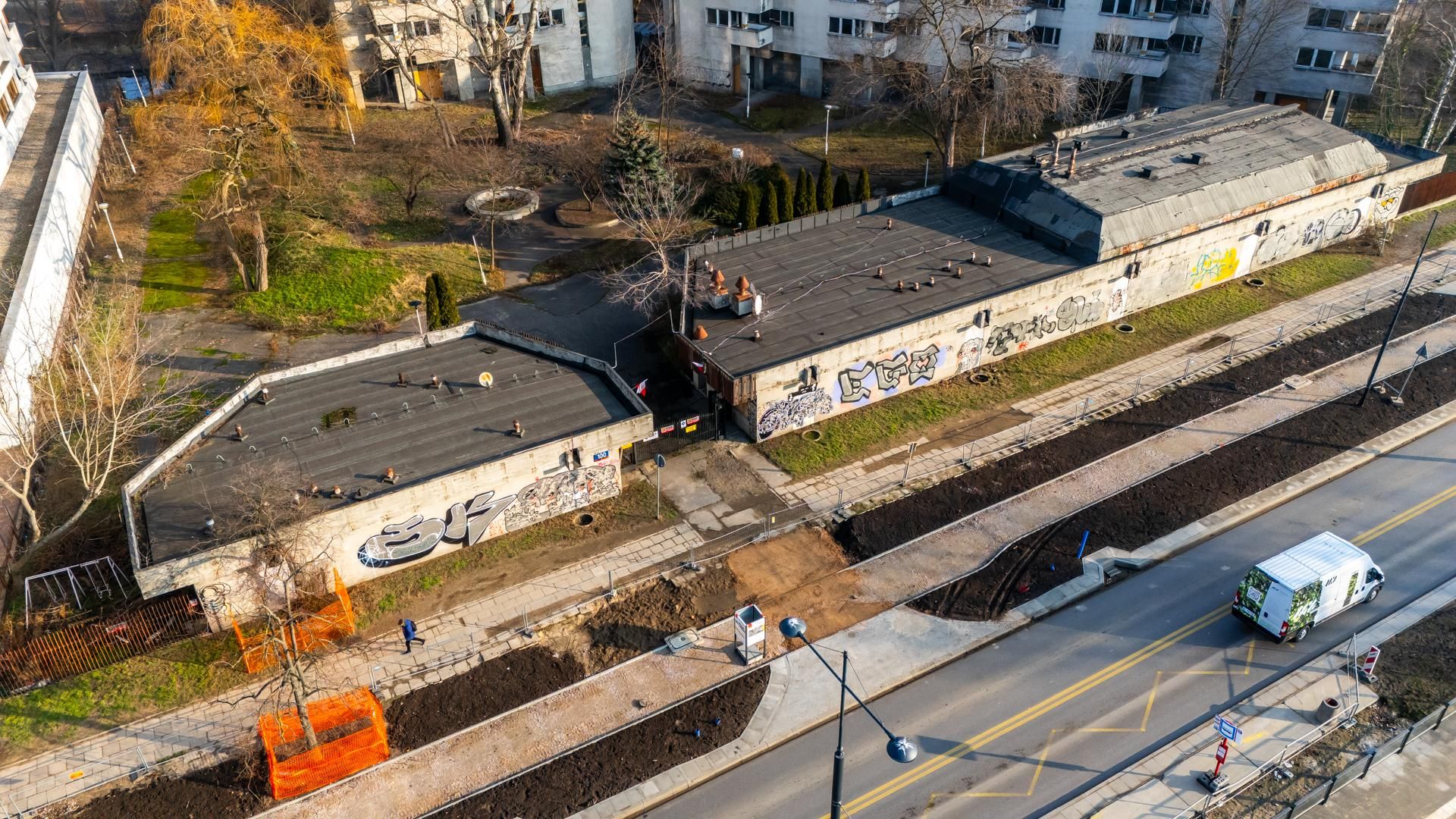 Szpiegowo z lotu ptaka. Blok na Sobieskiego 100 w Warszawie