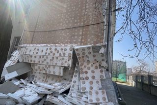 Zerwana elewacja w LXXVI Liceum Ogólnokształcącym w Warszawie