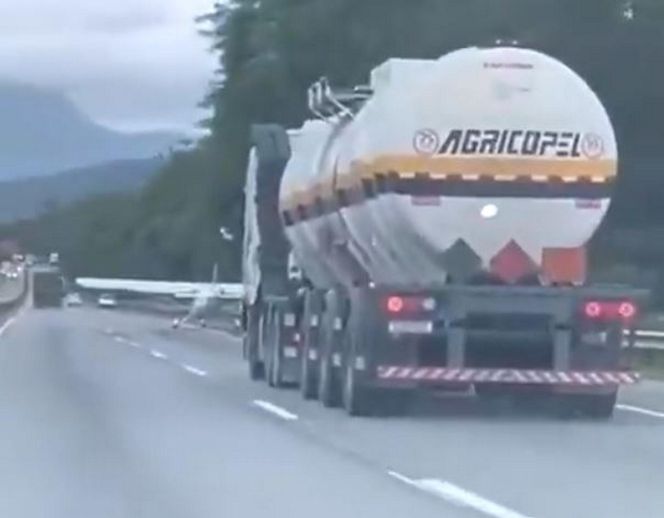 Samolot lądował na zatłoczonej trasie między autami! Wideo mrozi krew w żyłach