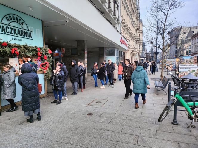 Tłusty czwartek 2025. Wielkie kolejki przed łódzkimi cukierniami [ZDJĘCIA]