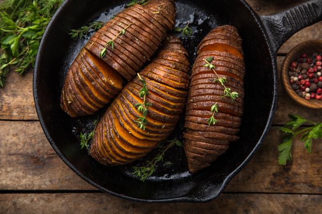 Pieczone bataty: przepis na słodkie ziemniaki hasselback