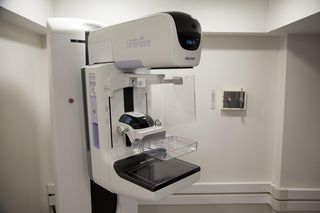 Październik miesiącem świadomości raka piersi. Darmową mammografię można wykonać w szpitalu na Józefowie 
