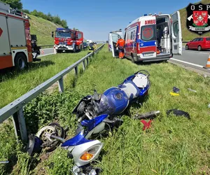 Kierowca nie żyje, motocykl rozpadł się na kawałki. Wypadek śmiertelny na autostradzie