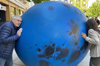 Instalacja artystyczna Pisklę - odsłonięcie