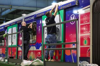 Świąteczne metro powraca! Po Warszawie ruszą też ozdobione autobus i tramwaj