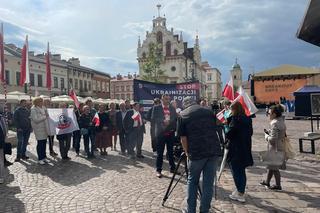 Anty-ukraińska pikieta na Rynku w Rzeszowie zagłuszona przez próby do koncertu Breakout Days	