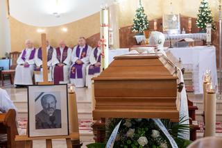 Specjalna ceremonia podczas pogrzebu ks. Isakowicza-Zaleskiego. Hymn szarakan, grób będzie opieczętowany