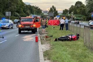 Reanimacja na ulicy. Motocyklista roztrzaskał się na Ochocie!