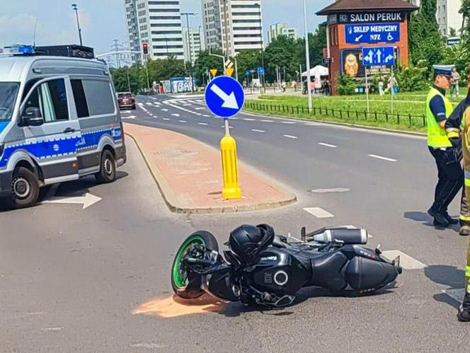 Zderzenie motocykla z samochodem osobowym. Kierowca jednośladu trafił do szpitala