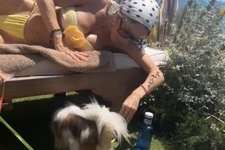 Doda w skąpym kostiumie prezentuje swoje wdzięki. Co za figura!