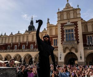 Jared Leto zagrał spontaniczny koncert pod pomnikiem Mickiewicza w Krakowie