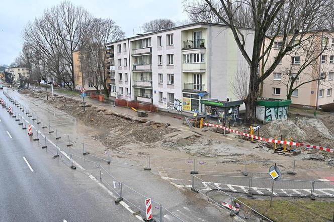 Odgrodzili go od świata. Kiosk jak wyspa na budowie