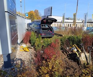 Puławy. Kierowca audi zasłabł i wjechał w paczkomat uszkadzając zawór gazu. Ewakuacja sklepu Lidl