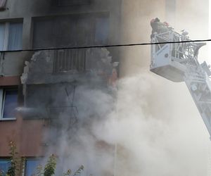 Potężna eksplozja w 4-piętrowym bloku! Na miejscu wszystkie służby. Śmigłowiec LPR zabrał lokatora [ZDJĘCIA]
