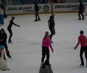 Ferie zimowe na Torbydzie w Bydgoszczy. Lodowisko pęka w szwach