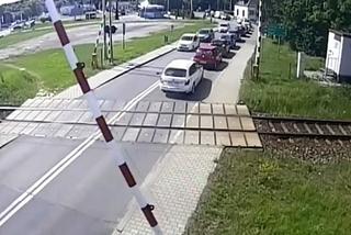 Kierowca auta utknął między zaporami w Wodzisławiu Śląskim
