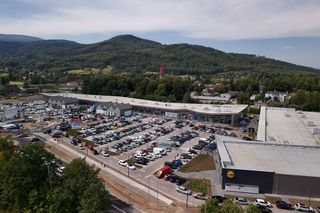 Największy park handlowy w najwyższej partii Sudetów – Przystanek Karkonosze już działa, a obok powstanie McDonald’s 