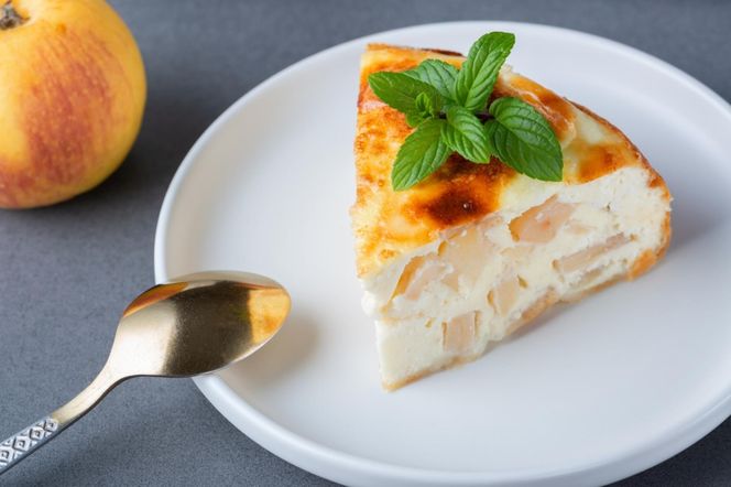 Ten stary przepis z Kresów wciąż zachwyca. Ciasto z jabłkami, twarogiem i ziemniakami