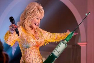 Dolly Parton dała milion dolarów na szczepionkę przeciw COVID-19. Teraz sama ją przyjęła i apeluje do innych [ZDJĘCIA]