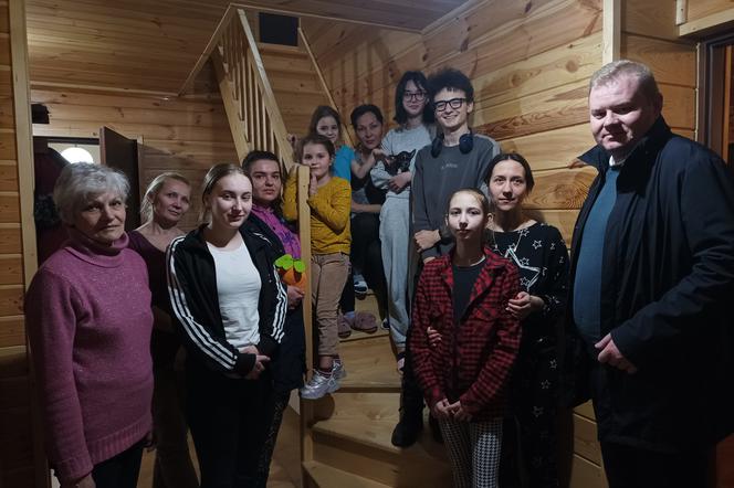 Wójt gminy Wodynie z grupą ukraińskich uchodźców, która zatrzymała się w domu parafialnym w Seroczynie 
