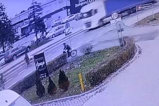 Śmiertelny wypadek w Łukowie! Kamera nagrała tira, który taranuje rowerzystkę [ZDJĘCIA]