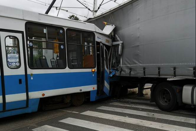 Wypadek we Wrocławiu: Ciężarówka wjechała wprost pod tramwaj! Ranny motorniczy
