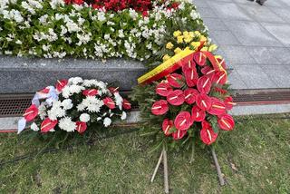 Wieniec od prezydenta Rafała Trzaskowskiego leży pod klombem. Co się stało przy Grobie Nieznanego Żołnierza?