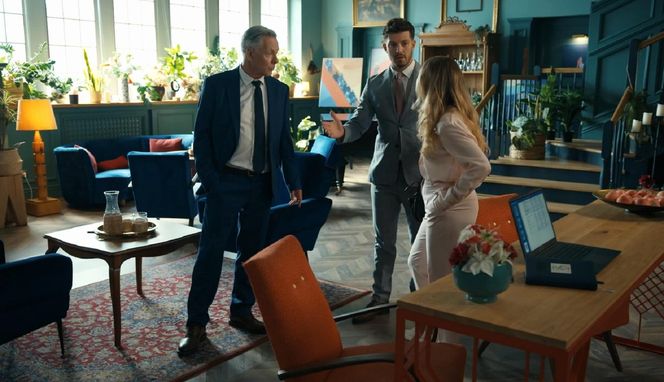 Barwy szczęścia odc. 3126. Justin (Jasper Sołtysiewicz), Oliwka (Wiktoria Gąsiewska), Henryk Kępski (Zbigniew Suszyński)