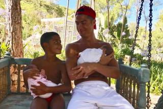 Cristiano Ronaldo z trójką dzieci