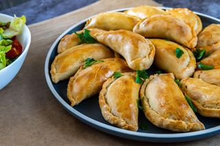 Cebulniki z mięsnym farszem. Podlaski przepis na pieczone pierogi 