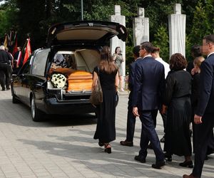 Tak wygląda grób matki Morawickiego, morze kwiatów