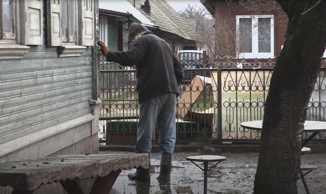 Rolnicy. Podlasie. Słynne błoto na podwórku Gienka i Andrzeja z Plutycz. Koszmar! Nie da się chodzić