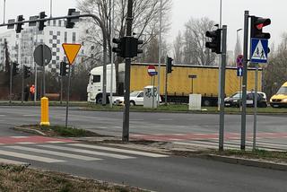Groźny wypadek w Toruniu. Tir zahaczył o samochód szkoły jazdy [ZDJĘCIA]