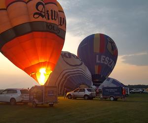 ​Nocny pokaz balonów na lotnisku w Lesznie. Wiatr był za mocny