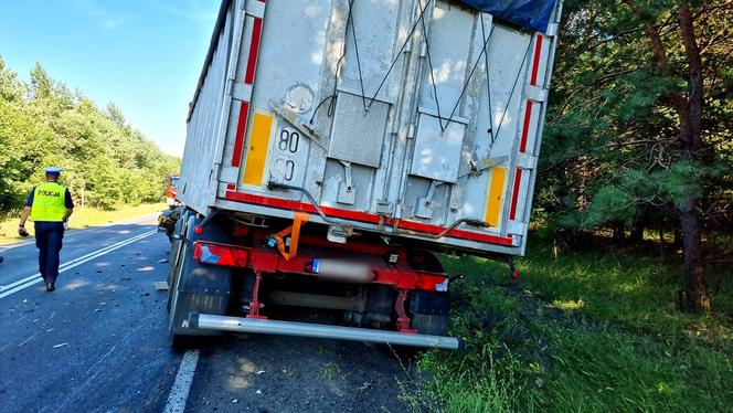 Łódzkie: Ciężarówka zmiażdżyła toyotę. 45-latka nie żyje, dwie nastolatki w szpitalu [ZDJĘCIA]