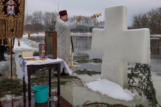 Prawosławni w Sławatyczach obchodzą Święto Jordanu. Woda w Bugu znów poświęcona