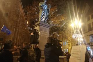 Manifestacja w obronie sądownictwa na Rynku Staromiejskim w Toruniu