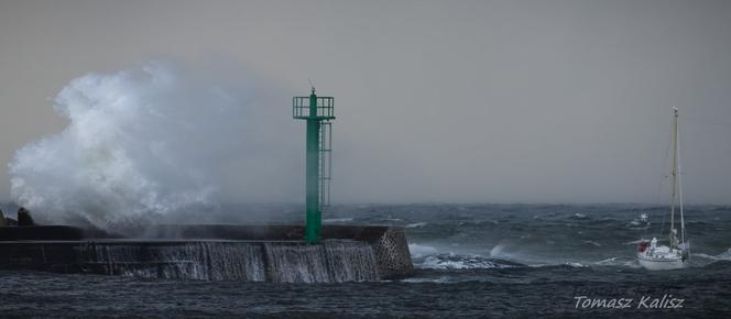 Darłowo: Sztormowa fala "zmyła" chłopaka z falochronu. Zbieg okoliczności sprawił, że uszedł z życiem!