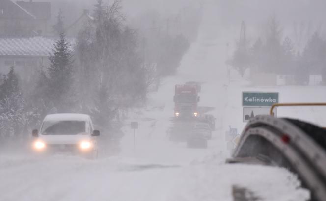 Intensywne opady śniegu spowodowały utrudnienia na drogach w całym kraju