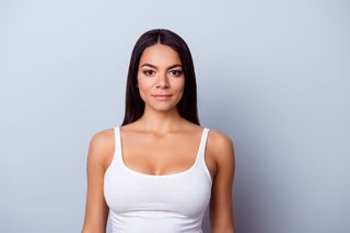 Hybrydowe powiększanie piersi: na czym polega i jakie daje efekty?